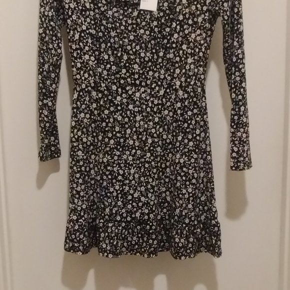 All in Favor Long Sleeve dress, NWT size women's small - Picture 3 of 3